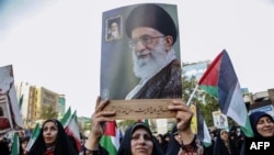 Ngày 15/4/2024, người Iran cầm khẩu hiệu và hình ảnh của nhà lãnh đạo tối cao Ayatollah Ali Khamenei tại Quảng trường Palestine ở trung tâm Tehran để chào mừng việc Iran phóng máy bay không người lái và phi đạn về phía Israel.