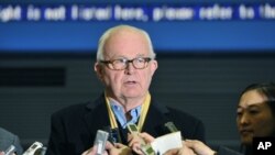 U.S. Special Representative for North Korea Stephen Bosworth addresses reporters upon arrival at Incheon international airport, west of Seoul, 4 Jan 2011.