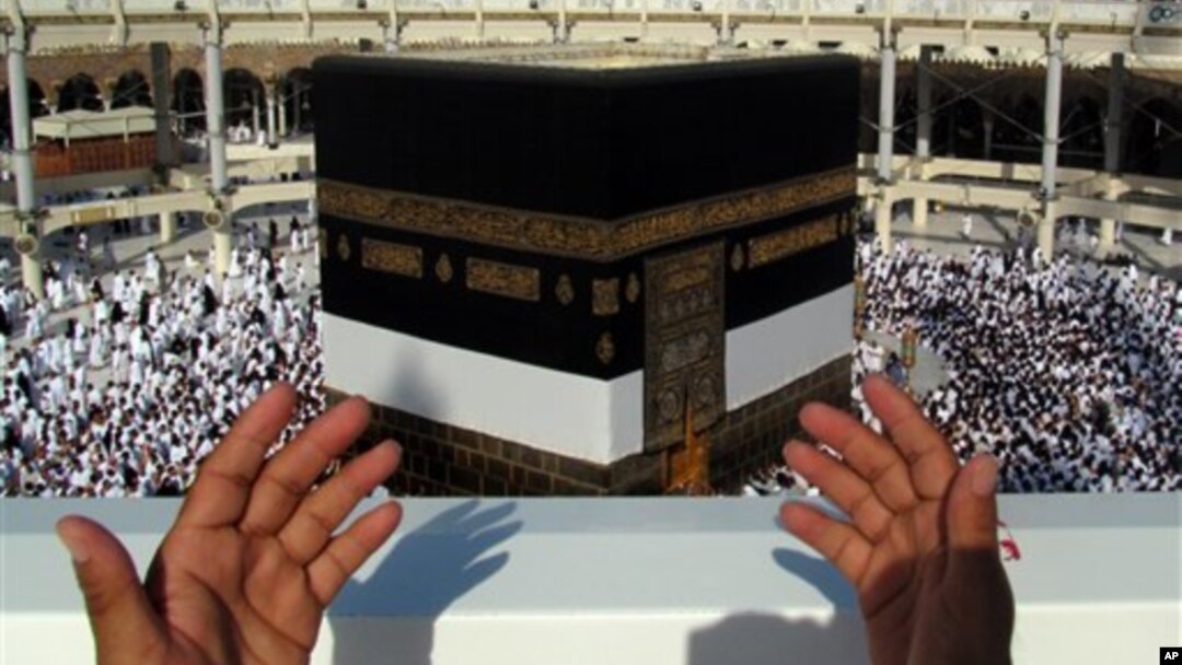 Alhazai sun taru kusa da birnin Makka mai tsarki a Saudiya ranar Litinin 14 ga watan Oktoba shekarar 2013.
