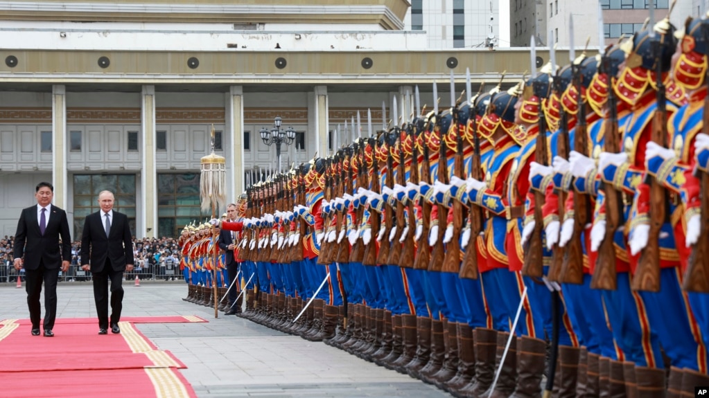 El presidente ruso Vladimir Putin y su homólogo mongol Ukhnaagiin Khurelsukh (izquierda) caminan en la ceremonia de bienvenida en la Plaza Sukhbaatar de Ulán Bator, Mongolia, el martes 3 de septiembre de 2024. (ARCHIVO: AP)