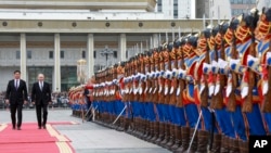 El presidente ruso Vladimir Putin y su homólogo mongol Ukhnaagiin Khurelsukh (izquierda) caminan en la ceremonia de bienvenida en la Plaza Sukhbaatar de Ulán Bator, Mongolia, el martes 3 de septiembre de 2024. (ARCHIVO: AP)