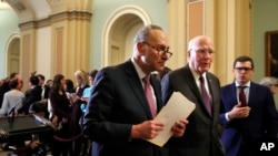 El senador líder de la minoría Chuck Schumer de Nueva York, camina con el senador Patrick Leahy, demócrata por Connecticut, tras una conferencia de prensa con líderes demócratas el 20 de marzo de 2018 en el Capitolio, en Washington.