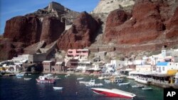 Baie d’Ammoudi sur l’île de Santorin en Grèce, 21 septembre 2009. (AP Photo)