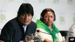 ປະທານາທິບໍດີ Bolivia ທ່ານ Evo Morales ຖະແຫລງຕໍ່ນັກຂ່າວ ຢູ່ທີ່ກອງປະຊຸມສະຫະປະຊາຊາດ ວ່າດ້ວຍການປ່ຽນແປງຂອງດິນຟ້າ ອາກາດ ທີ່ແຄນຄູນ ປະເທດເມັກຊິກໂກ ໃນວັນທີ 9 ທັນວາ, 2010.