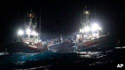 Nesta foto de arquivo, migrantes resgatados na costa de Lampedusa, em 2022. (Foto AP/Pau de la Calle