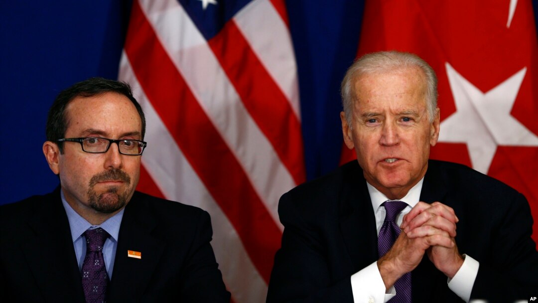 Đại sứ Mỹ tại Thổ Nhĩ Kỳ John Bass (trái) cùng Phó Tổng thống Joe Biden trong một cuộc gặp với các nhóm xã hội dân sự Thổ Nhĩ Kỳ ở Istanbul trong chuyến thăm nước này ngày 22/1/2016.