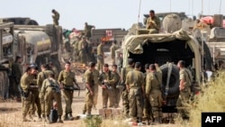 Soldados del Ejército israelí se despliegan en una posición cerca de la frontera con Gaza, en el sur de Israel, el 11 de octubre de 2023.