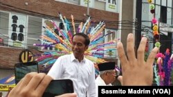 Pasangan nomor urut 01 Joko Widodo dan Ma'ruf Amin saat berkampanye di Tangerang, Banten, Minggu, 7 April 2019. (Foto: Sasmito Madrim/VOA)