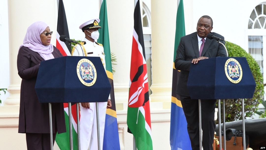 Perezida wa Kenya, Uhuru Kenyatta, na perezida wa Tanzaniya, Samia Suluhu Hassan mu kiganiro n'abamenyeshamakuru i Nairobi, kw'itariki ya 4/05/2021