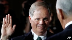 El demócrata Doug Jones toma juramento ante el vicepresidente de EE.UU. Mike Pence, como nuevo senador por Alabama.