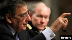 El secretario de Defensa, Leon Panetta y el General Martin Dempsey (al fondo) testicaron ante el Congreso sobre los acontecimientos en Bengasi.