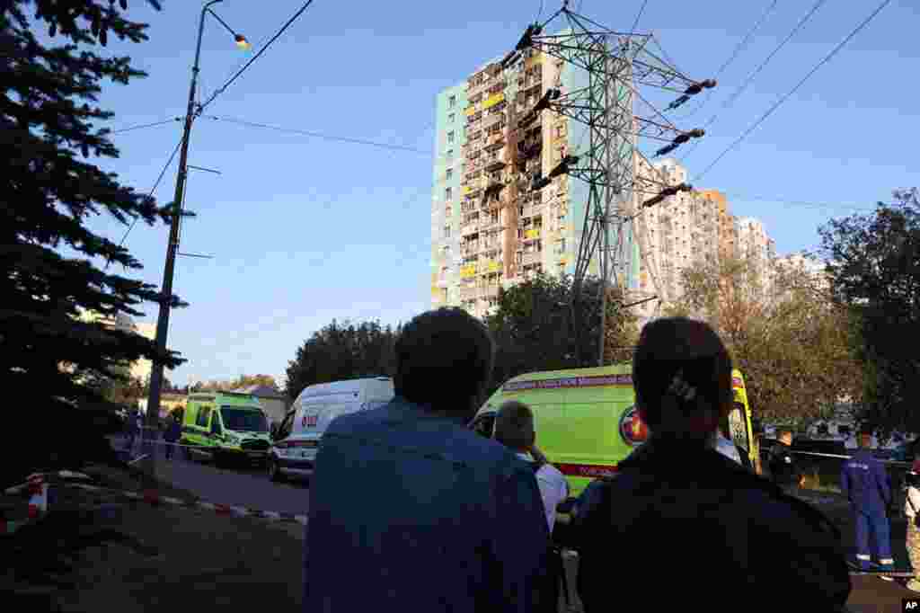 Las personas observan el lugar del edificio residencial dañado por drones ucranianos en las afueras de Moscú, Rusia, el martes 10 de septiembre de 2024. (Canal oficial de Telegram del gobernador de la región de Moscú, Andrei Vorobyev, vía AP)