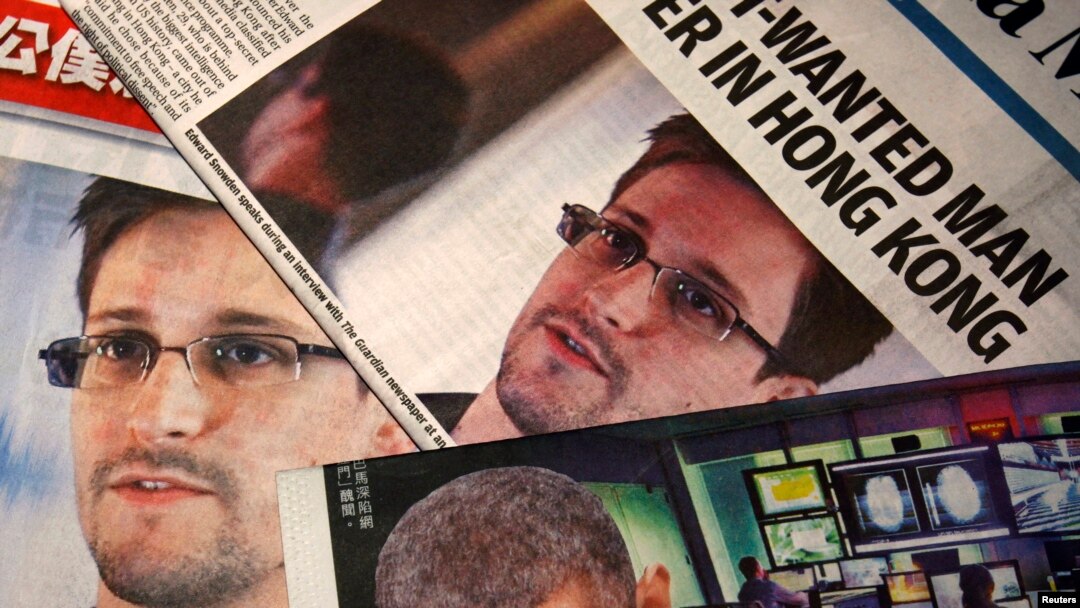 Foto-foto Edward Snowden, pekerja kontrak di badan keamanan nasional (NSA), dan Presiden Obama terpampang di halaman utama koran-koran berbahasa Inggris dan China di Hong Kong (11/6).