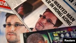 Foto-foto Edward Snowden, pekerja kontrak di badan keamanan nasional (NSA), dan Presiden Obama terpampang di halaman utama koran-koran berbahasa Inggris dan China di Hong Kong (11/6).