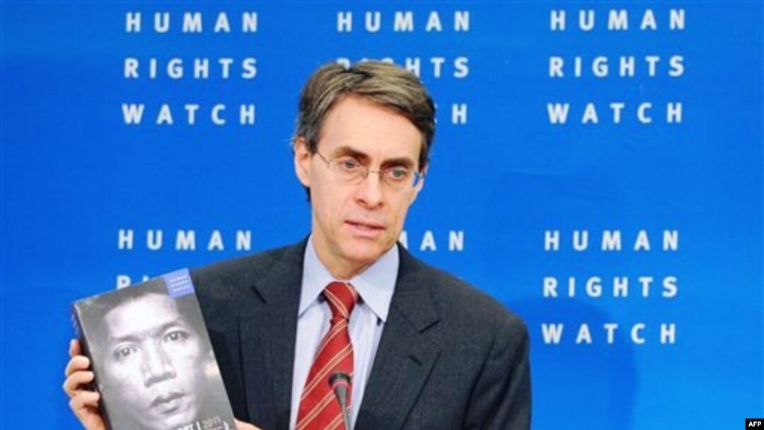 Giám đốc điều hành Human Rights Watch Kenneth Roth cầm bản phúc trình về tình hình nhân quyền trên toàn thế giới tại cuộc họp báo ở Brussels, ngày 24/1/2011