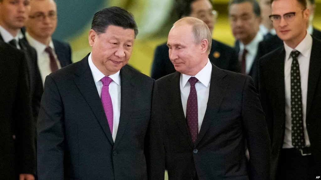 Le président chinois Xi Jinping et le chef de l'État russie Vladimir Poutine au Kremlin, à Moscou en Russie., le 5 juin 2019 (Photo Associated Press )