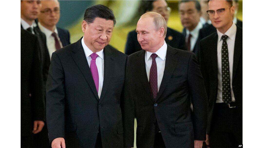 Presiden China Xi Jinping, kiri tengah, dan Presiden Rusia Vladimir Putin, kanan tengah, memasuki aula untuk pembicaraan di Kremlin di Moskow, Rusia, 5 Juni 2019. (Foto: AP)