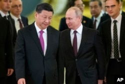 រូបឯកសារ៖ ប្រធានាធិបតី​ចិន​លោក Xi Jinping និង​ប្រធានាធិបតី​រុស្ស៊ី​លោក Vladimir Putin ដើរ​ចូល​ក្នុង​សាល​សម្រាប់​ការចរចា​ក្នុង​វិមាន​ក្រឹមឡាំង​ក្នុង​ទីក្រុង​មូស្គូ ប្រទេស​រុស្ស៊ី កាលពី​ថ្ងៃទី៥ ខែ​មិថុនា ឆ្នាំ​២០១៩។