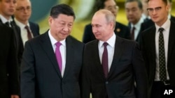 Le président chinois Xi Jinping et le chef de l'État russie Vladimir Poutine au Kremlin, à Moscou en Russie., le 5 juin 2019 (Photo Associated Press )