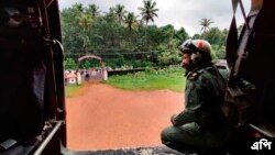 အိန္ဒိယမှာ ရေကြီးမှုအတွင်း ပျောက်ဆုံးသူများကို ကယ်ဆယ်ရန် ရှာဖွေနေသည့် အိန္ဒိိယစစ်တပ် ရဟတ်ယာဉ်တစင်း။ (Kerala ပြည်နယ်)
