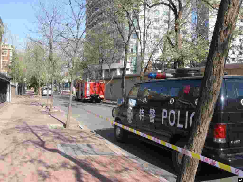 饭店后面的秀水街上也部署了警车和消防车