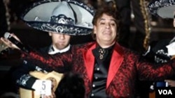 Seguidores de Juan Gabriel llegaron a la estrella del Paseo de la Fama de Hollywood para dejarle flores, así como mensajes y ofrendas.