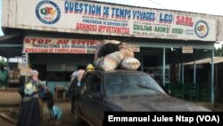  A la gare routière d'Ebolowa, une voiture sur le point de départ à Akom II, au Cameroun, le 2 octobre 2021.