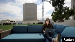 En esta foto, Jenna Sampson, gestora de comunidades de Twitter, trabaja en la terraza de la azotea de la compañía en San Francisco.