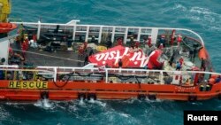 Ekor pesawat penumpang AirAsia QZ8501 diletakkan di atas dek kapal milik BASARNAS, Crest Onyx, setelah berhasil diangkat dari dasar laut di selatan Pangkalan Bun, Kalimantan Tengah (10/1). 