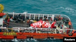 Indoneziya qutqaruv xizmati dekabr oxirida Yava dengiziga qulagan yo'lovchi samolyotining orqa qismini suv tubidan olib chiqqan.