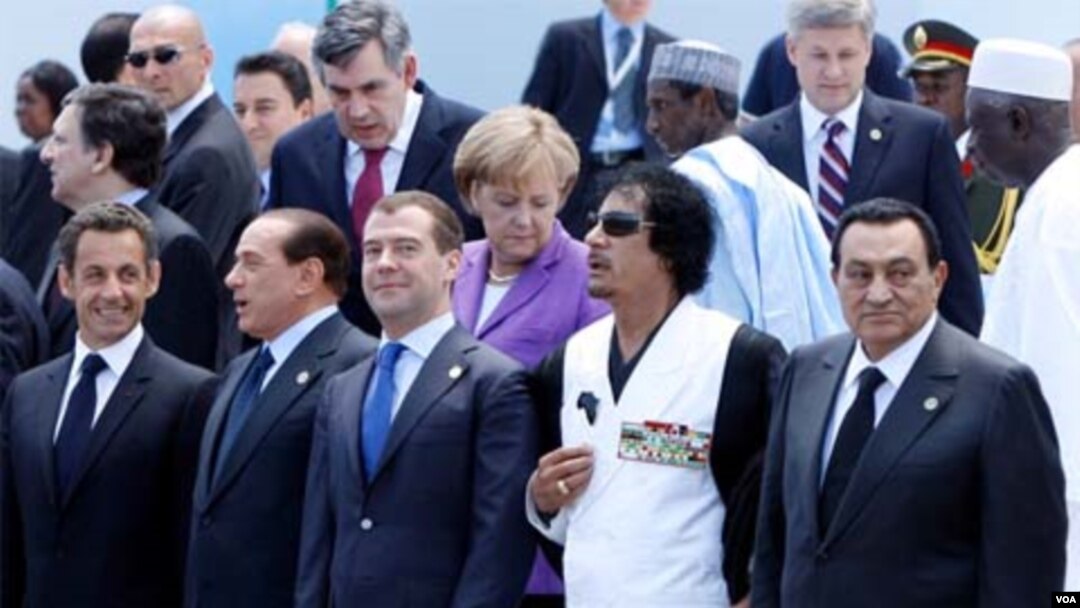 Muammar Gaddafi (kedua dari kanan), yang pernah menjabat Ketua Uni Afrika, di antara para pemimpin dunia lainnya, termasuk mantan diktator Mesir Hosni Mubarak (foto: dok).
