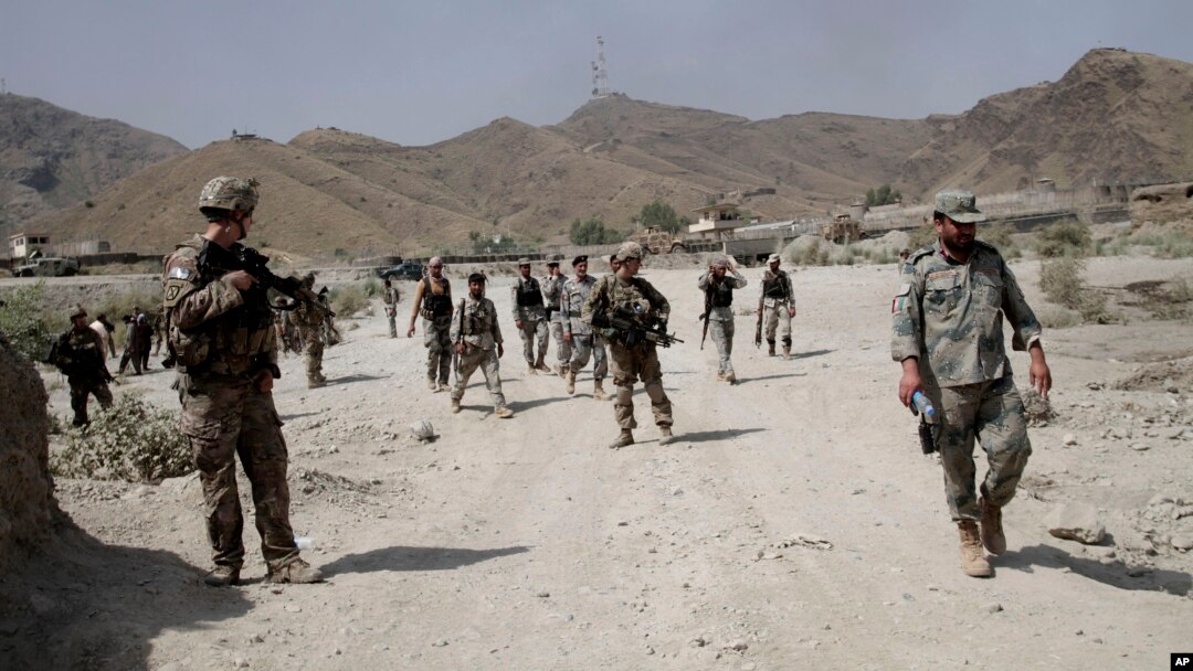 Pasukan AS berpatroli di dekat lokasi serangan militan di sebuah pangkalan AS, Torkham, Afghanistan, 2 September 2013 (Foto: dok). para pejabat Afghanistan melaporkan sedikitnya sembilan warga sipil tewas dalam serangan udara NATO do provinsi Kunar TImur, Minggu (8/9).