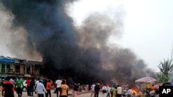 Una columna de humo tras la explosión de una bomba en un autobús, en una terminal en Jos, Nigeria, el martes. 