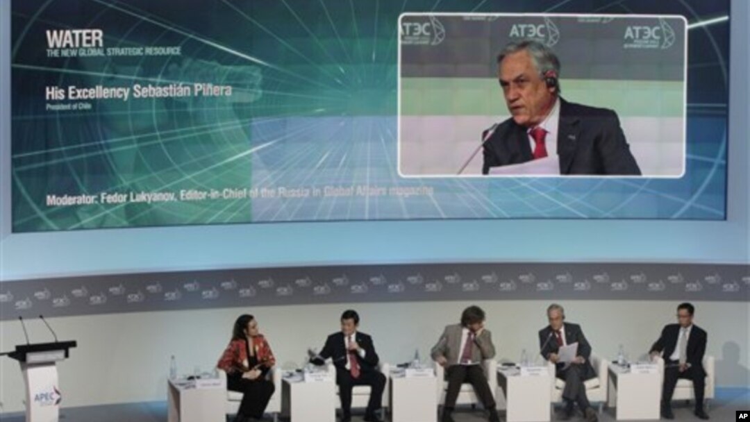 Presiden Chile, Sebastian Pinera tampak dalam layar pada saat berlangsungnya diskusi panel pada KTT APEC di Vladivostok, Rusia hari Jumat (7/9).