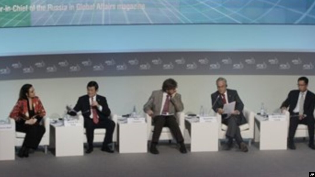 Chủ tịch Việt nam Trương Tấn Sang (thứ nhì từ trái) dự hội nghị APEC ở Vladivostok, Nga, 7/9/12