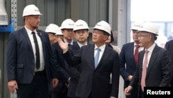 中國總理李強週二（2024年6月18日）參觀了天齊鋰業澳洲有限公司(Tianqi Lithium Energy Australia)旗下的一家鋰加工廠。 （媒體聯訪照片）