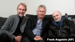 Anggota grup band Genesis dari kiri, Mike Rutherford, Tony Banks, dan Phil Collins berfoto saat wawancara di London, 4 Maret 2020. (Foto: Frank Augstein/AP)