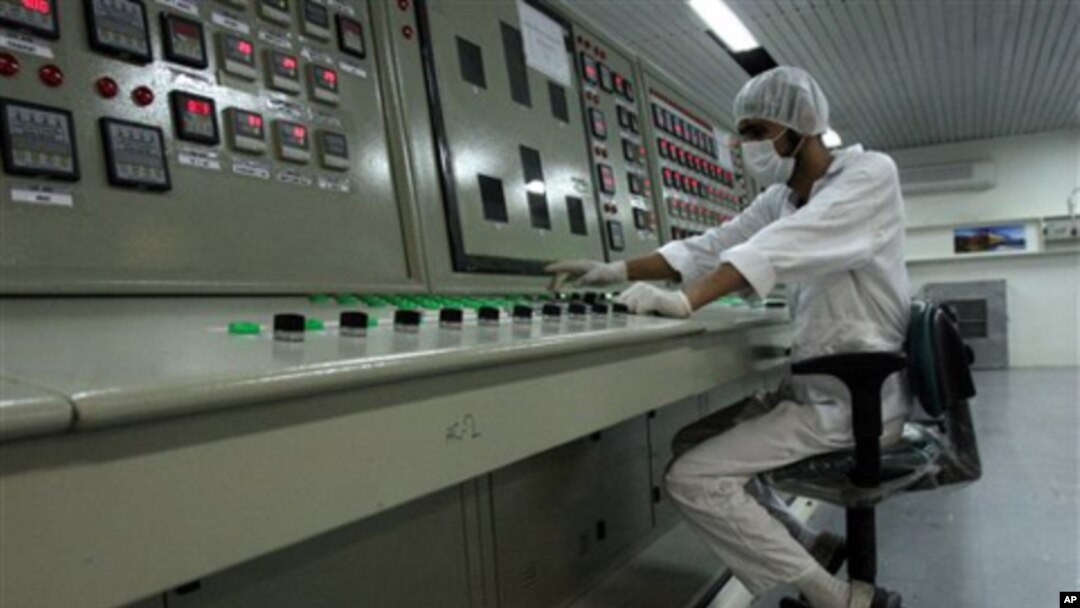 An Iranian technician works at the Uranium Conversion Facility just outside the city of Isfahan 255 miles (410 kilometers) south of the capital Tehran, Iran, (File).