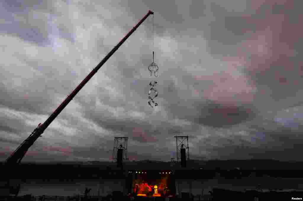 Members of the Spanish-Argentinian troupe &quot;Grupo Puja&quot; perform during the opening of the &quot;Theatrical Syndrome&quot; festival on a quay of the Yenisei River in the Russia&#39;s Siberian city of Krasnoyarsk, June 7, 2014.