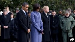 سه‌رۆک براک ئۆباما و مێشێـلی هاوسه‌ری یه‌ک خوله‌ک به‌ بێ ده‌نگی له‌ کۆشـکی سـپی وه‌سـتاون بۆ ڕێزلێنان له‌ قوربانیانی هێرشه‌که‌ی ڕۆژی شه‌ممه‌ی توسانی ئه‌ریزۆنا، دووشه‌ممه‌ 10 ی یه‌کی 2011