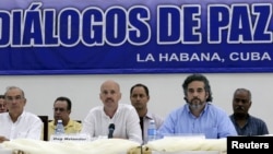 Colombia's lead government negotiator Humberto de la Calle (L) and Colombia's FARC lead negotiator Ivan Marquez. (File)