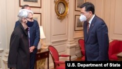 Заместитель госсекретаря США Венди Шерман и новый посол Китая Цинь Ган в Вашингтоне, округ Колумбия, 12 августа 2021