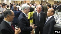 民进党主席苏贞昌（右）会晤美国在台协会处长马启思（左）与日本交流协会会长樽井澄夫（中）。(美国之音黄耀毅拍摄)