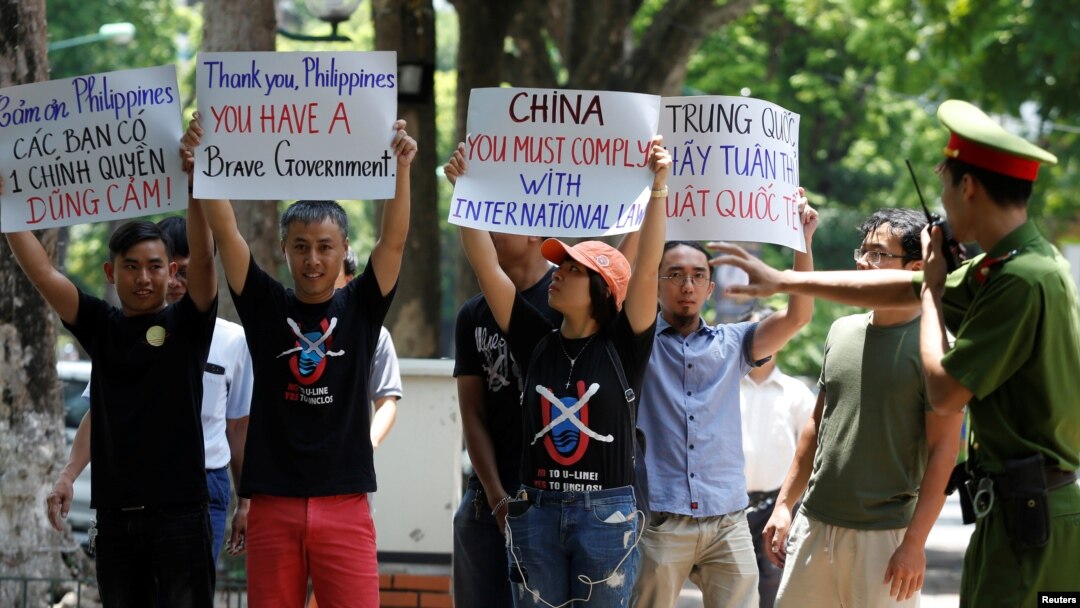 Para demonstran anti-China mendukung Filipina di depan kedutaan besar negara itu di Hanoi, Vietnam (17/7). (Reuters/Kham)