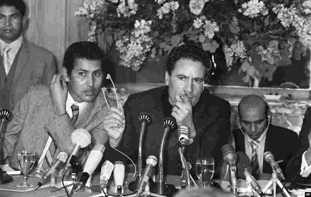 Libyan leader Moammar Gadhafi(C) speaks at a press conference 25 November 1973 in Paris, (AFP).