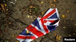 Un drapeau britannique qui a été emporté par les fortes pluies à Londres le 24 juin 2016. (Reuters)