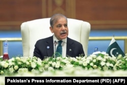 Perdana Menteri Pakistan Shehbaz Sharif menyampaikan pidato pada pertemuan puncak Organisasi Kerjasama Shanghai (SCO) di Islamabad, 16 Oktober 2024. (Departemen Informasi Pers Pakistan (PID) / AFP)