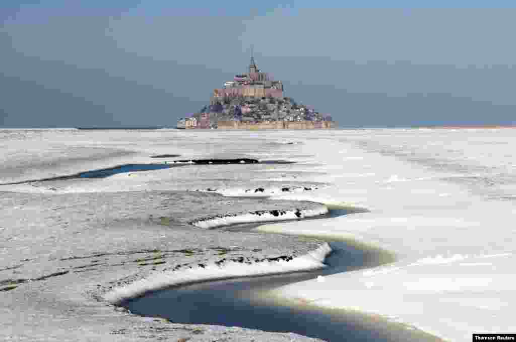 프랑스 서부의 노르망디 몽생미셜섬 해안이 눈으로 덮여 있다. 