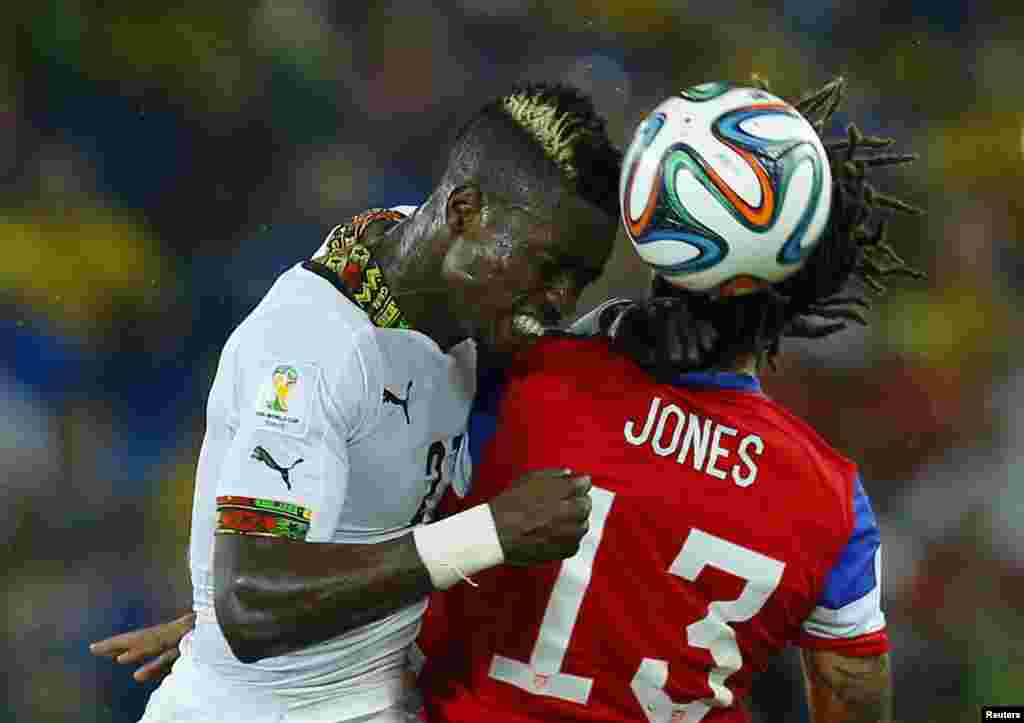 Pemain Ghana John Boye berebut bola dengan Jermaine Jones dari tim AS dalam pertandingan Grup G di stadion Dunas, Natal (16/6).