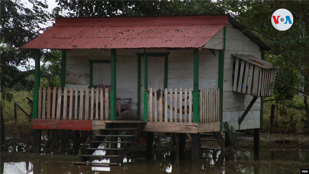 A casi una semana del paso del hurac&#225;n algunas viviendas siguen anegadas.